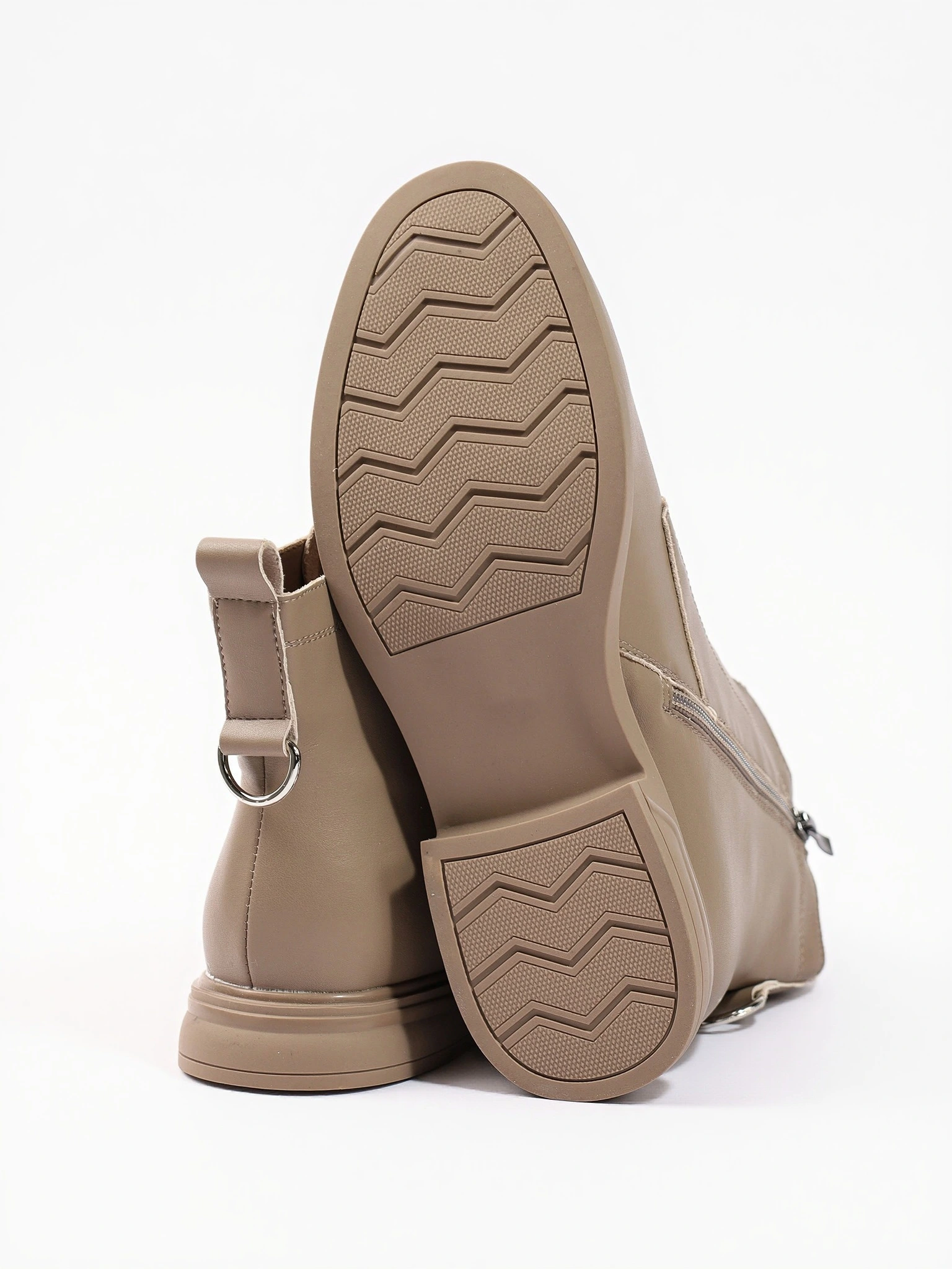 Ботинки бежевого цвета с эластичной вставкой спереди